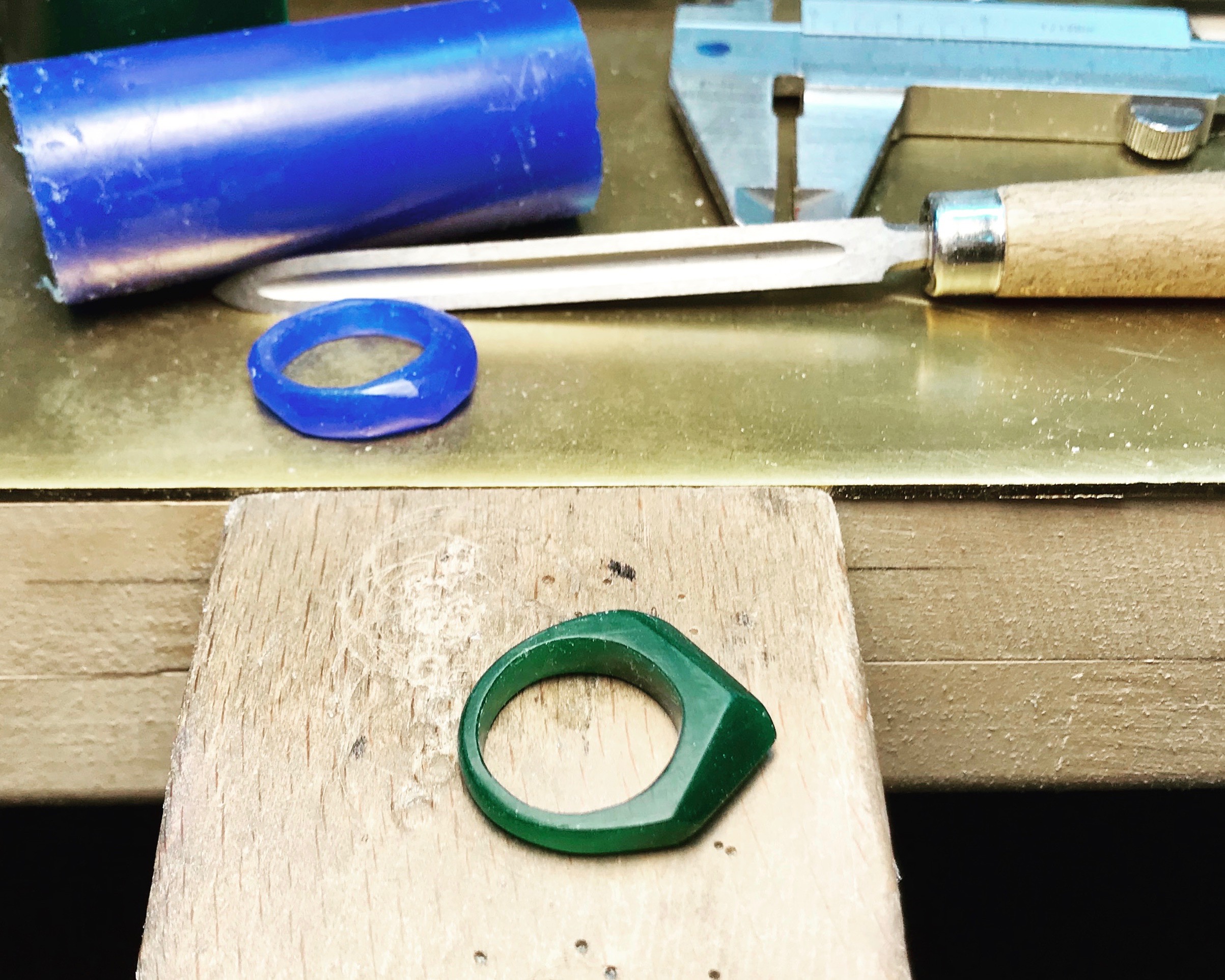 gfunkel.at Ein essentielles Tool an meinem Arbeitsplatz: der Feilnagel! Hier entstehen gerade Ringe aus Wachs, die dann in einer Silikonform mit Edelmetall ausgegossen werden. thumbnail