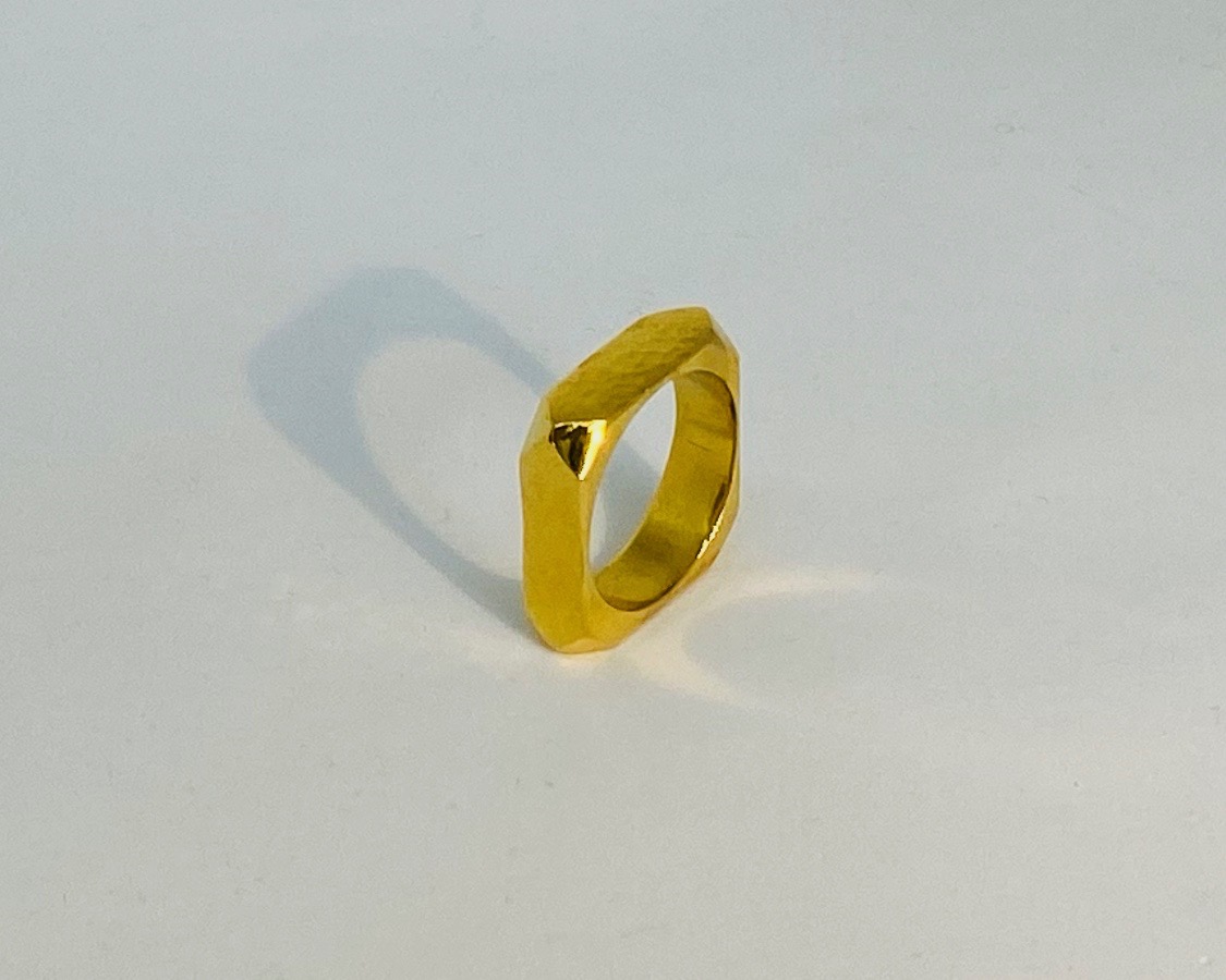gfunkel.at Understatement Ring: aus Wachs gegossen, gehÃ¤mmert, Silber vergoldet thumbnail